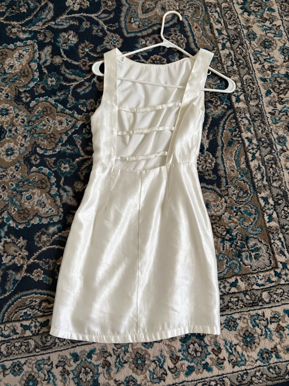 Classic White Sleeveless Shift Dress - Picture 4 of 4